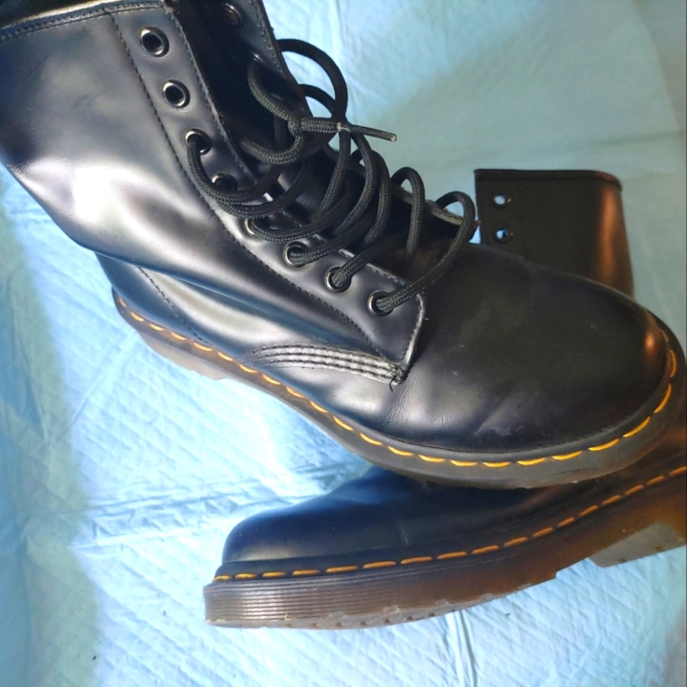 Doc Martens Black Leather Boots Woman's Size 8 - Picture 2 of 6
